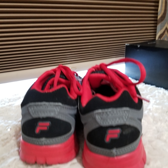 KID'S FILA SNEAKERS-LIKE NEW, ONLY WORN ONCE - Picture 2 of 4